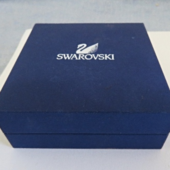 Swarovski Wonders of the Sea Eternity Blue Sea Scallop Shell Necklace & Earrings - Picture 8 of 8